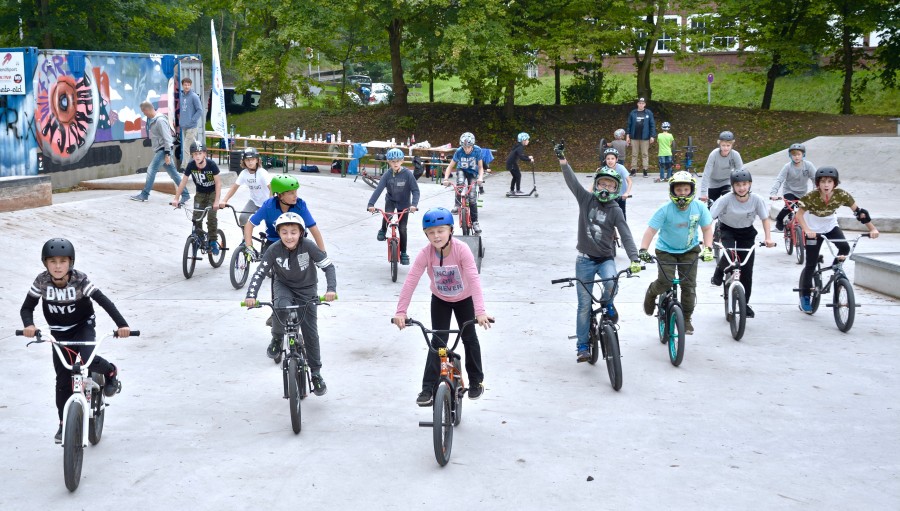 Auf dem Mülheimer Skate- und BMX-Park an der Südstrae haben Kinder und Jugendliche die Möglichkeit ihre Geschicklichkeit und Tricks auszuprobieren. - Jonas Höhmann - Trendsport - Mülheimer SportService