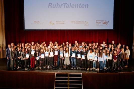 RuhrTalente: Im Rahmen einer Aufnahmefeier in der Essener Lichtburg erhielten 102 Stipendiaten/-innen ihre Urkunden für das Schuljahr 2017/18. 