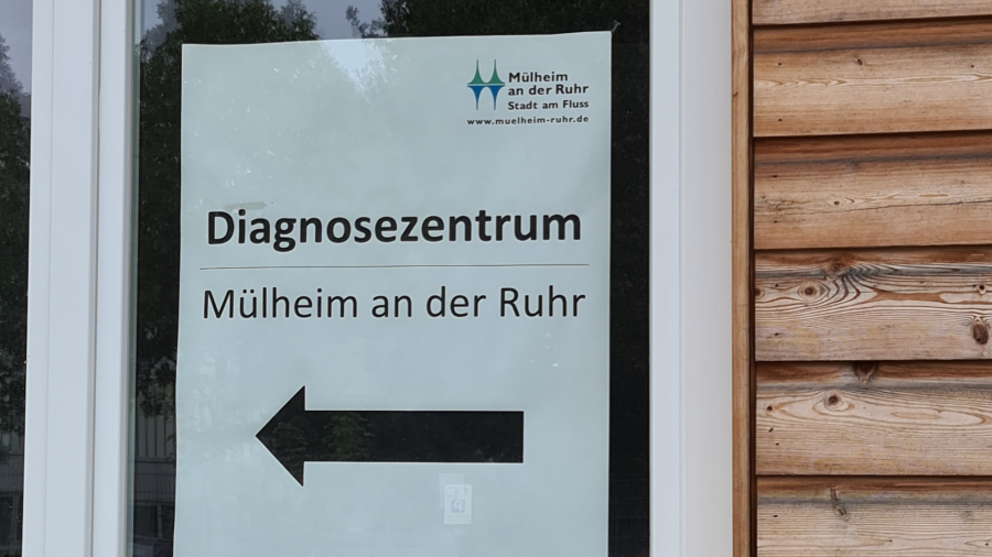 Diagnosezentrum Mülheim an der Ruhr an der Mintarder Straße. Das Foto zeigt einen Ausschnitt vom Eingang des Diagnosezentrums. - Jasmin Kramer