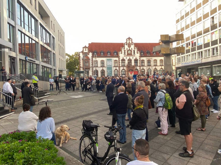 Solidaritätsveranstaltung auf dem Synagogenplatz. Circa 200 Personen haben teilgenommen. - Online-Redaktion