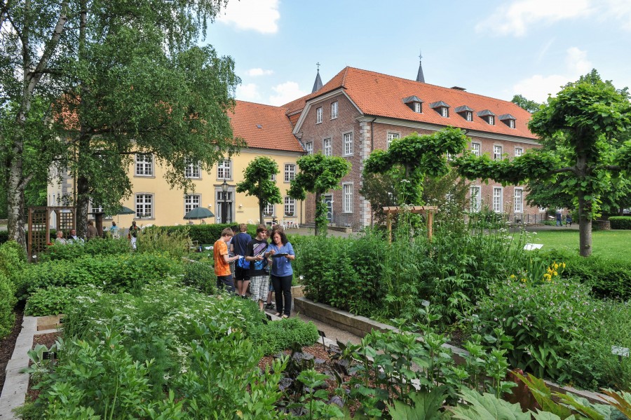 Kloster Saarn, Hofansicht mit Kräutergarten, Sommer - Walter Schernstein