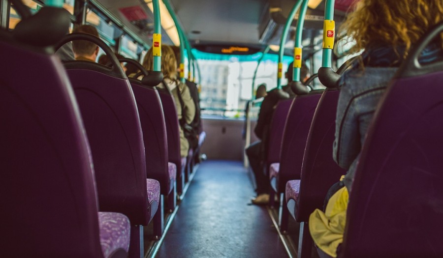 Bus mit Fahrgästen. Informationen zur Fahrerkarte. - Pixabay