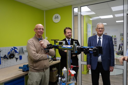 55 Jahre Freundschaft - Amitié - offizieller Besuch in Tours: Oberbürgermeister Scholten besichtigte auch das Maison du Vélo (Fahrradhaus)