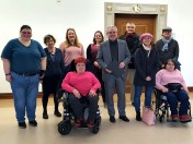 Eine Gruppe von Menschen mit Behinderungen ist der Frage nachgegangen, inwieweit Mülheim an der Ruhr barrierefrei ist und hat die Ergebnisse Oberbürgermeister Marc Buchholz im Rathaus präsentiert.
