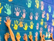 Kinderhände auf bunten Handabdrücken an einer Wand. Online-Fachveranstaltung Kinder stärken schafft Chancen in Mülheim an der Ruhr: Das Geheimnis gesunder Kinder