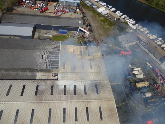 Großbrand an der Ruhrorter Straße: Durch den massiven Brand sind auch Teile des Daches einer Nebenhalle betroffen. 