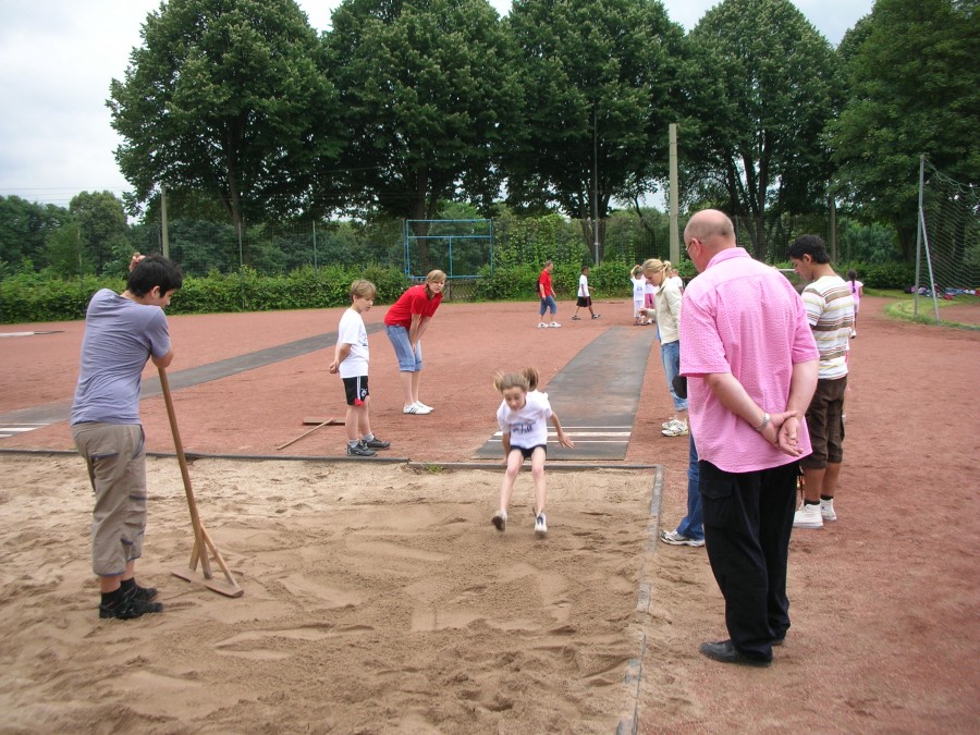 Im Rahmen des Grundschulsportfestes 2006/2006 fanden die Stadtmeisterschaften Leichtathletik statt. - Mülheimer SportService