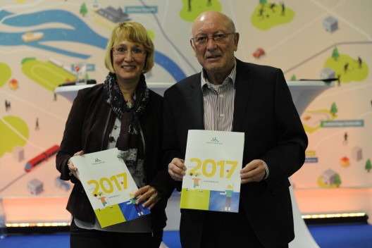 MSS-Leiterin Martina Ellerwald und der MSB-Vorsitzende Wilfried Cleven mit dem Jahresbericht 2017 der Sportentwicklungsplanung - Claudia Pauli