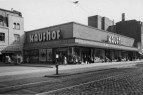 Wiedereröffnung des Kaufhofs nach dem Krieg am neuen, vorübergehenden Standort in der Schloßstraße (1948) - Stadtarchiv