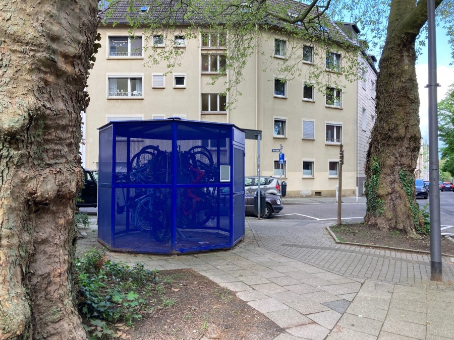 Ein Fahrradhaus in Essen, Fahrradgarage im öffentlichen Raum - Matthew Norman