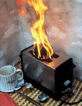 Brennender Toaster - Brandschutztipps zur Vermeidung von Bränden im Haushalt. 
