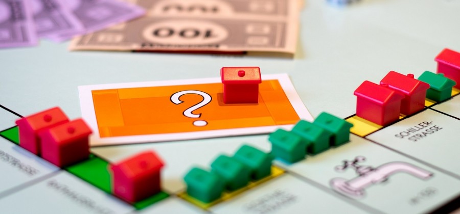 Fotoauszug aus einem Monopolyspiel, Straßen mit Häusern. Infos rund um das Thema Wohnen. - Pixabay