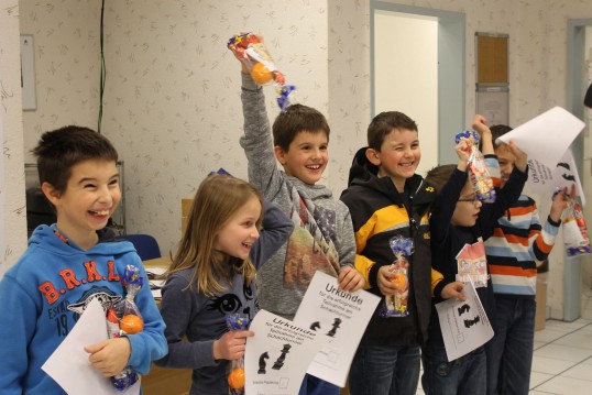 Die Mannschaft der Lierbergschule freut sich über den Gesamtsieg beim ersten Adventsschach  