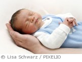 Baby schläft im Arm der Mutter. Hier finden Sie Informationen zu Berufen im Gesundheitswesen wie Hebamme oder Geburtshelfer.
