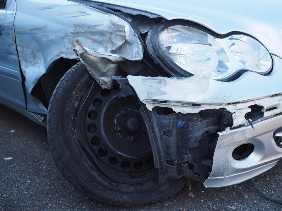 Unfallwagen. Hier finden Sie Infos, um nach einem Verkehrsunfall die Haftpflichtversicherung des Unfallgegners oder der Unfallgegnerin in Erfahrung zu bringen - Pixabay