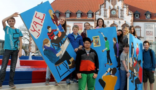 Gruppenbild der Young Art Experts im März 2013 vor dem Kunstmuseum Mülheim an der Ruhr