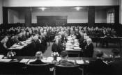 Die vollbesetzte Aula des Staatlichen Gymnasiums an der Von-Bock-Straße am 13. Oktober 1946 bei der ersten Ratssitzung in Mülheim an der Ruhr. - Quelle/Autor: Stadtarchiv
