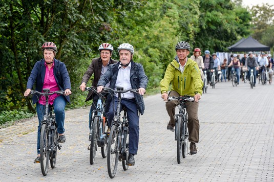 Radfahren schont die Umwelt. Radschnellweg Ruhr, RS 1, Bundesumweltministerin Barbara Hendricks und NRW-Verkehrsminister Michael Groschek besichtigen die Strecke des RS1.