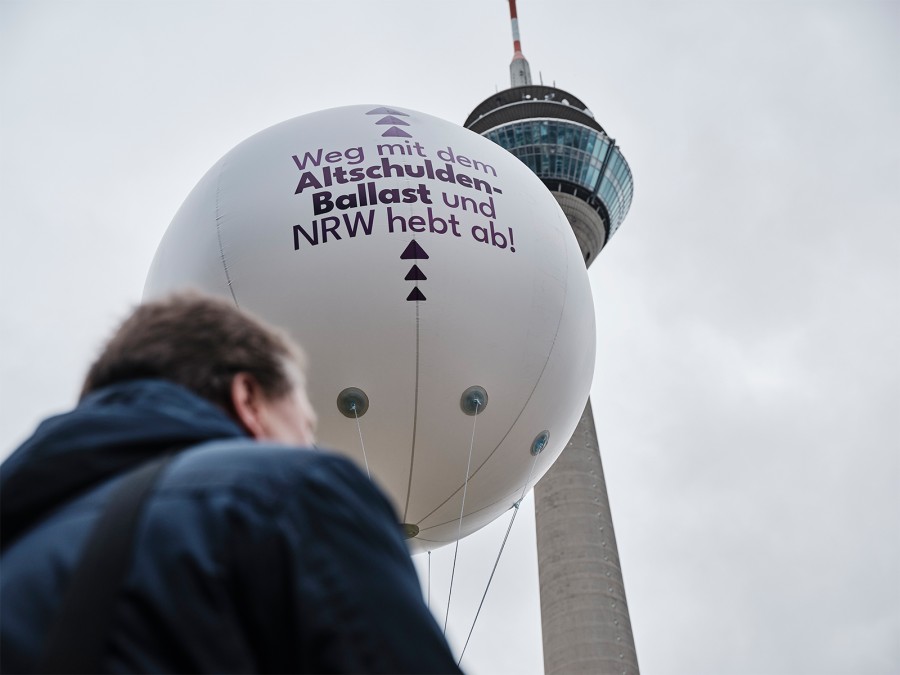 Mit einer spektakulären Aktion haben Städte und Kreise vor dem Landtag in Düsseldorf auf ihre bedrohlichen Finanzlagen aufmerksam gemacht. - büroluigs Agentur für Design  Fotografie