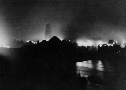 Das brennende Mülheim beim großen Bombenangriff in der Nacht vom 22./23. Juni 1943