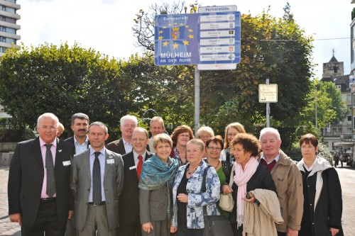 Enthüllung des neuen Städtepartnerschaftsschildes durch Oberbürgermeisterin Dagmar Mühlenfeld. 13.09.2010 Foto: Walter Schernstein