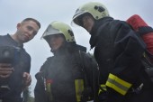 Familientag der Freiwilligen Feuerwehr: Zwei Besucherinnen mit Feuerwehreinsatzkleidung