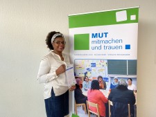 Frau J.Mühlemeier erhält ihr MUT-Digital Zertifikat.
 - Quelle/Autor: Koordinierungsstelle  MUT und Opstapje - Haccan&#305;m &#350;akar-Ak