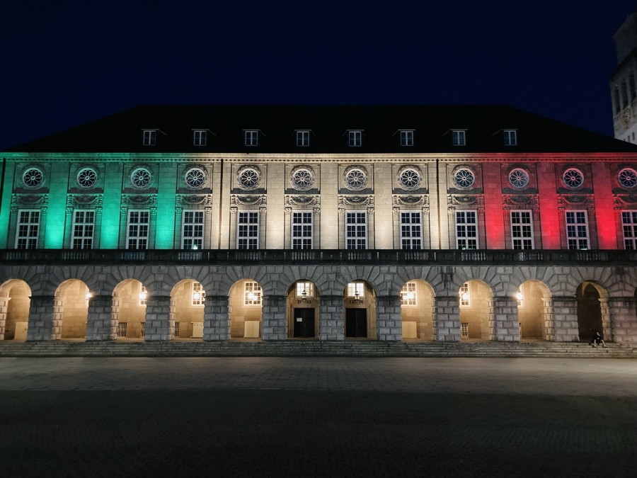 Der Balkon des Historischen Rathauses am Rathausmarkt erleuchtet in den Farben des Landes NRW in grün-weiß-rot. - Jens Weber