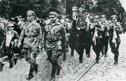 Einheiten des Rotfrontkämpferbundes marschieren durch Mülheims Straßen (o.D., 1920er Jahre) - Stadtarchiv
