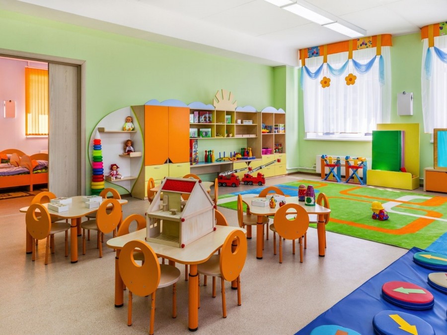 Kindgerecht und bunt eingerichtete Räume im Kindertagespflege Nest. Kindertagespflegepersonen, Kita, Kindergarten, Kinderbetreuung, Pflegevater, Pflegemutter - Canva