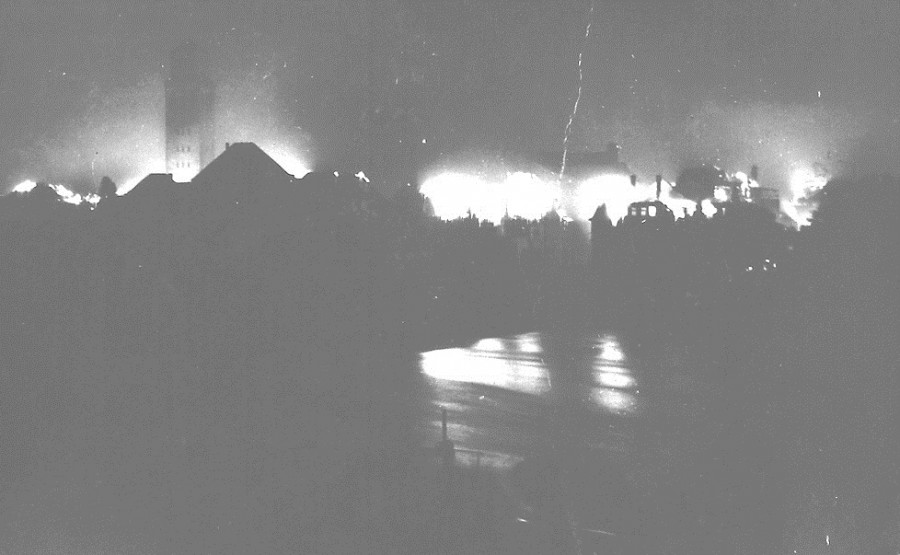 Repro des Stadtarchivs: Das brennende Mülheim an der Ruhr im Jahre 1943 nach dem folgenschwersten Bombenangriff auf die Stadt - Stadtarchiv