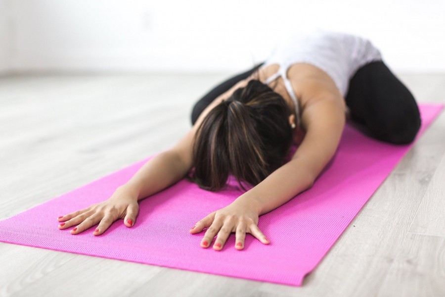 Junge Frau macht auf einer pinken Matte Yogaübungen zur Entspannung. RückenFit, Hatha Yoga, Faszientraining, fitjob - Bild von StockSnap auf Pixabay