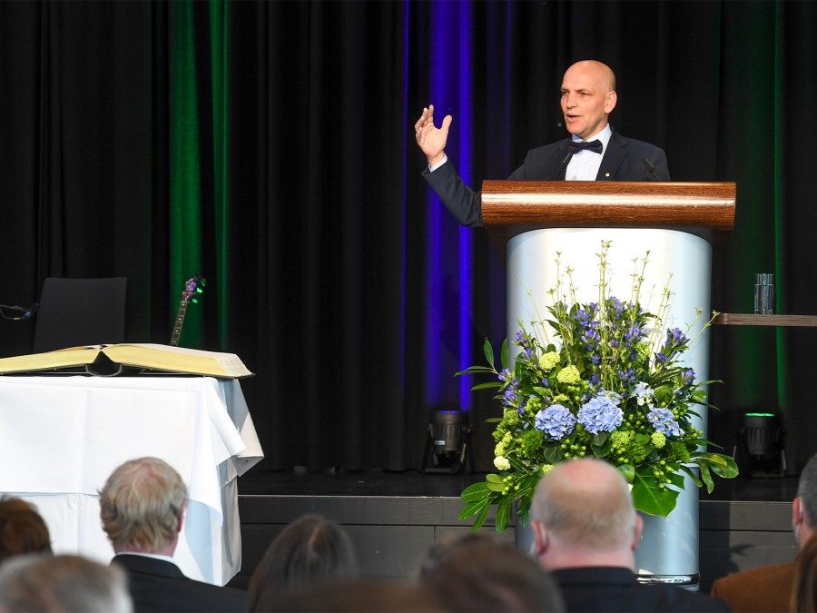 Nobelpreisträger Professor Dr. Benjamin List spricht bei der Feierstunde in der Mülheimer Stadthalle. - Online Redaktion - Referat I - Foto: Andreas Köhring