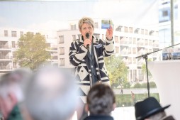 Ruhrquartier Richtfest: Oberbürgermeisterin Dagmar Mühlenfeld zeigt die Ruhrquartier-Postlarte, die sie an Freunde und Bekannte verschicken möchte.