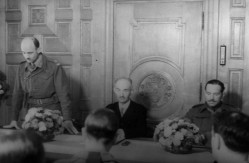 Oberbürgermeister Hoosmann zwischen zwei britischen Offizieren bei der ersten Sitzung des Bürgerausschusses am 3. August 1945 im Trausaal des Rathauses - Stadtarchiv