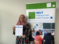Frau S.Bouayad erhält ihr MUT-Digital Zertifikat.


 - Quelle/Autor: Koordinierungsstelle  MUT und Opstapje - Haccan&#305;m &#350;akar-Ak