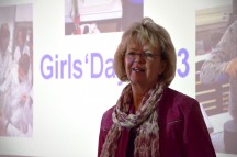 GirlsDay 2013 bei den MPIs: Bürgermeisterin Renate aus der Beek begrüßte die Mädchen im Max-Planck-Institut für Kohlenforschung