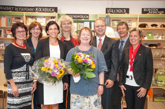 Unternehmerinnenbrief-Preisträgerinnen Beate Hartwig (mit Blumen rechts) und Sandra Heger (mit Blumen links) mit einzelnen Jury-Mitgliedern