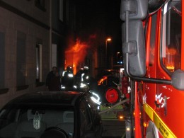 Beim Eintreffen der Feuerwehr schlugen die Flammen bereits aus den Fenstern der Erdgeschosswohnung