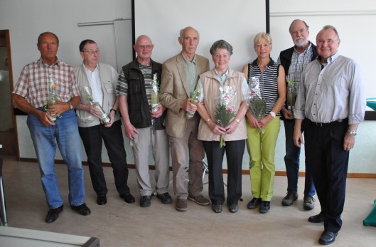 MSB-Sportwart Klaus Stockamp (rechts) dankte zahlreichen langjährigen Sportabzeichen-Abnehmern für ihr Engagement. Foto: Claudia Pauli