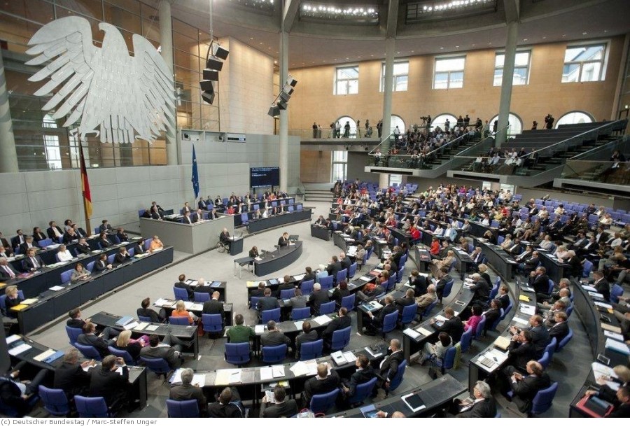 Deutscher Bundestag - Abgabe einer Regierungserklärung durch Bundesfinanzminister Dr. Wolfgang Schäuble, CDU/CSU, MdB, während der Sondersitzung zu den ESM Krediten für Spanien.