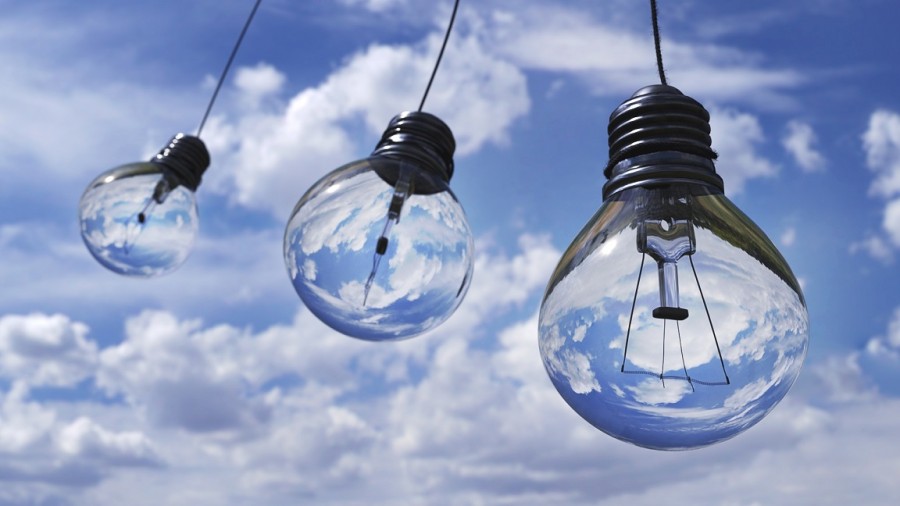 Glühbirnen am Himmel. Energiesparen lohnt sich Eine Energieberatung hilft dabei. - Pixabay