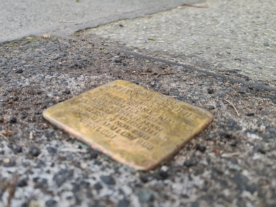 Seit 2004 gibt es in Mülheim die bundesweit bekannten Stolpersteine von Gunter Demnig. Dabei handelt es sich um quadratische Betonblöcke, auf denen eine beschriftete Messingplatte angebracht ist. Mit diesen Gedenktafeln wird an das Schicksal der Menschen erinnert, die im Nationalsozialismus ermordet wurden. - Online Redaktion - Referat I - Jasmin Kramer