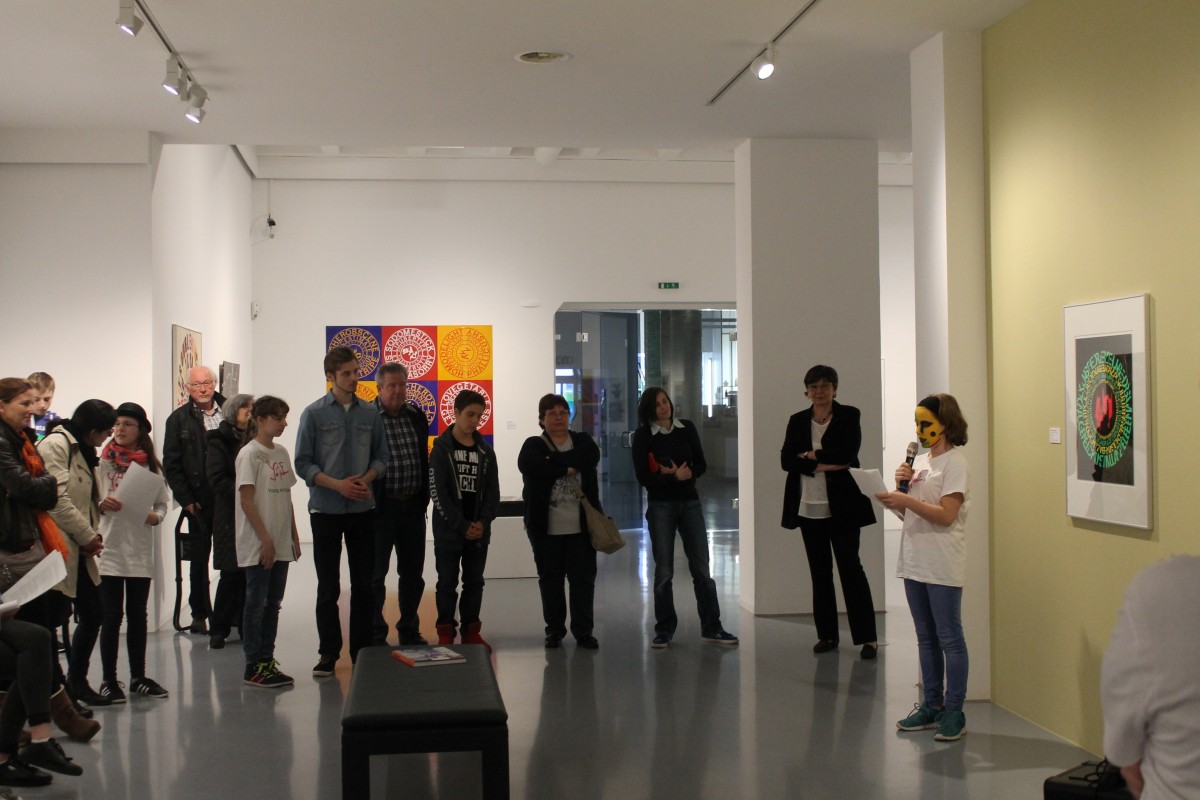 Die jungen Kunstexpertinnen und -experten der AG Young Art Experts führen durch die Ausstellung I like Fortschritt - German Pop reloaded im Frühjahr 2016 - Kunstmuseum