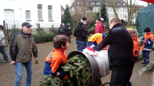 Gemeinsam mit der Kirchengemeinde Sankt Engelbert hat die Jugendfeuerwehr Weihnachtsbäume verkauft.
