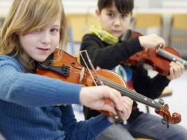 Bild mit Geige (Streichinstrument) vom Programm JeKits: Jedem Kind Instrumente, Tanzen, Singen - das Programm wird in der Musikschule Mülheim angeboten
