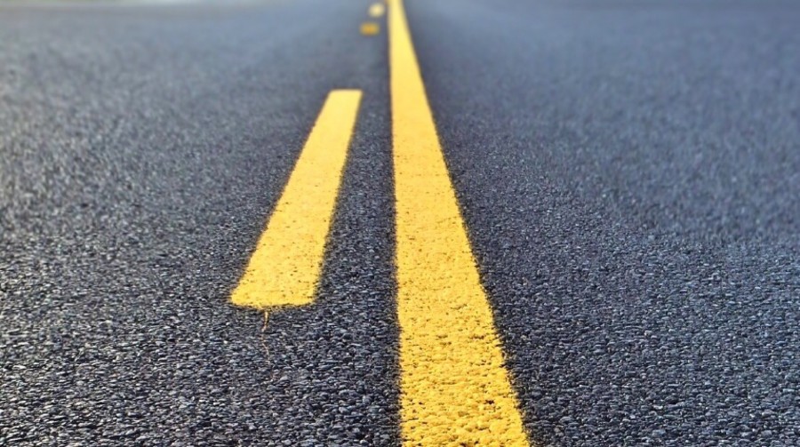Straßenasphalt mit gelber Mittellinie, Fahrbahnmarkierung. - Bild von Wokandapix auf Pixabay