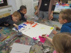 Kinder der Kita Menschenskinder beim Malen, nachdem sie eine Führung durch das Kunstmuseum erhalten haben. (Bilder erzählen Geschichten wird umgesetzt im Rahmen von Kultur vor Ort) - Kita Menschenskinder