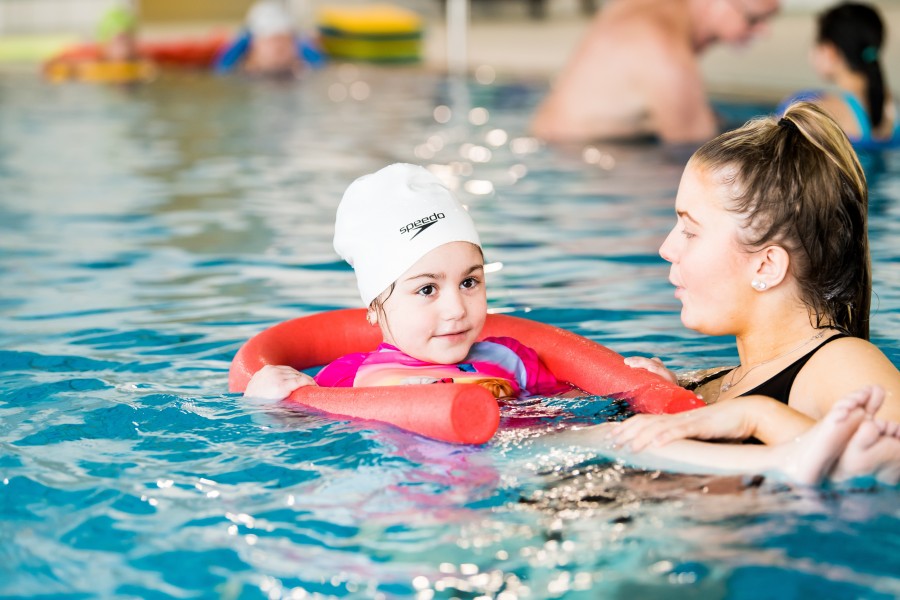 Schwimmlehrerin mit Schülerin: Tolles Erfolgserlebnis für die Kinder. Schwimmunterricht, Flotte Flosse - LSB NRW  Andrea Bowinkelmann