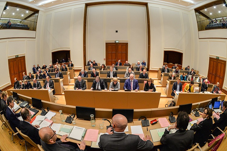 Sitzung des Rates der Stadt im Ratssaal. Oberbürgermeister Ulrich Scholten. Rathaus. 10.12.2015 Foto: Walter Schernstein
